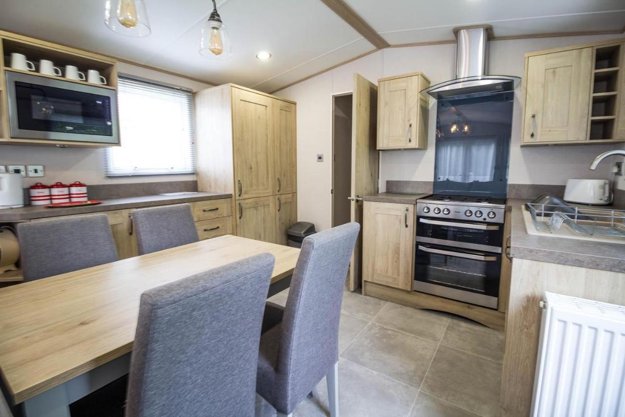 Beautiful 6 Berth Caravan With Decking At Southview Holiday Park Ref 33024O Hotel สเกคเนส ภายนอก รูปภาพ