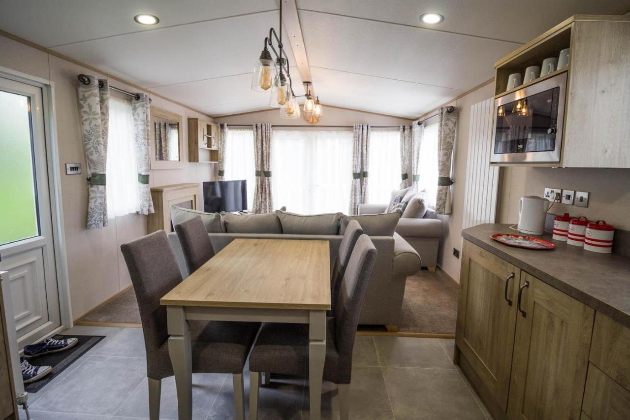 Beautiful 6 Berth Caravan With Decking At Southview Holiday Park Ref 33024O Hotel สเกคเนส ภายนอก รูปภาพ