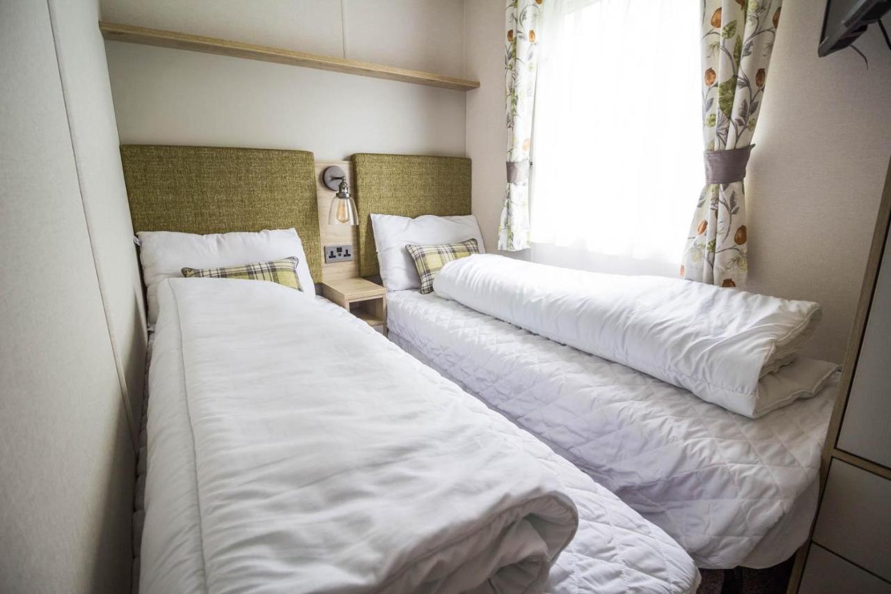 Beautiful 6 Berth Caravan With Decking At Southview Holiday Park Ref 33024O Hotel สเกคเนส ภายนอก รูปภาพ