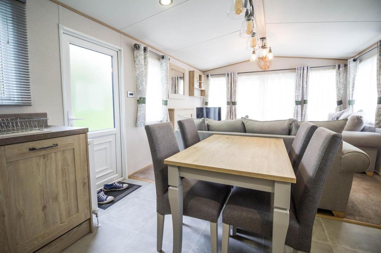 Beautiful 6 Berth Caravan With Decking At Southview Holiday Park Ref 33024O Hotel สเกคเนส ภายนอก รูปภาพ