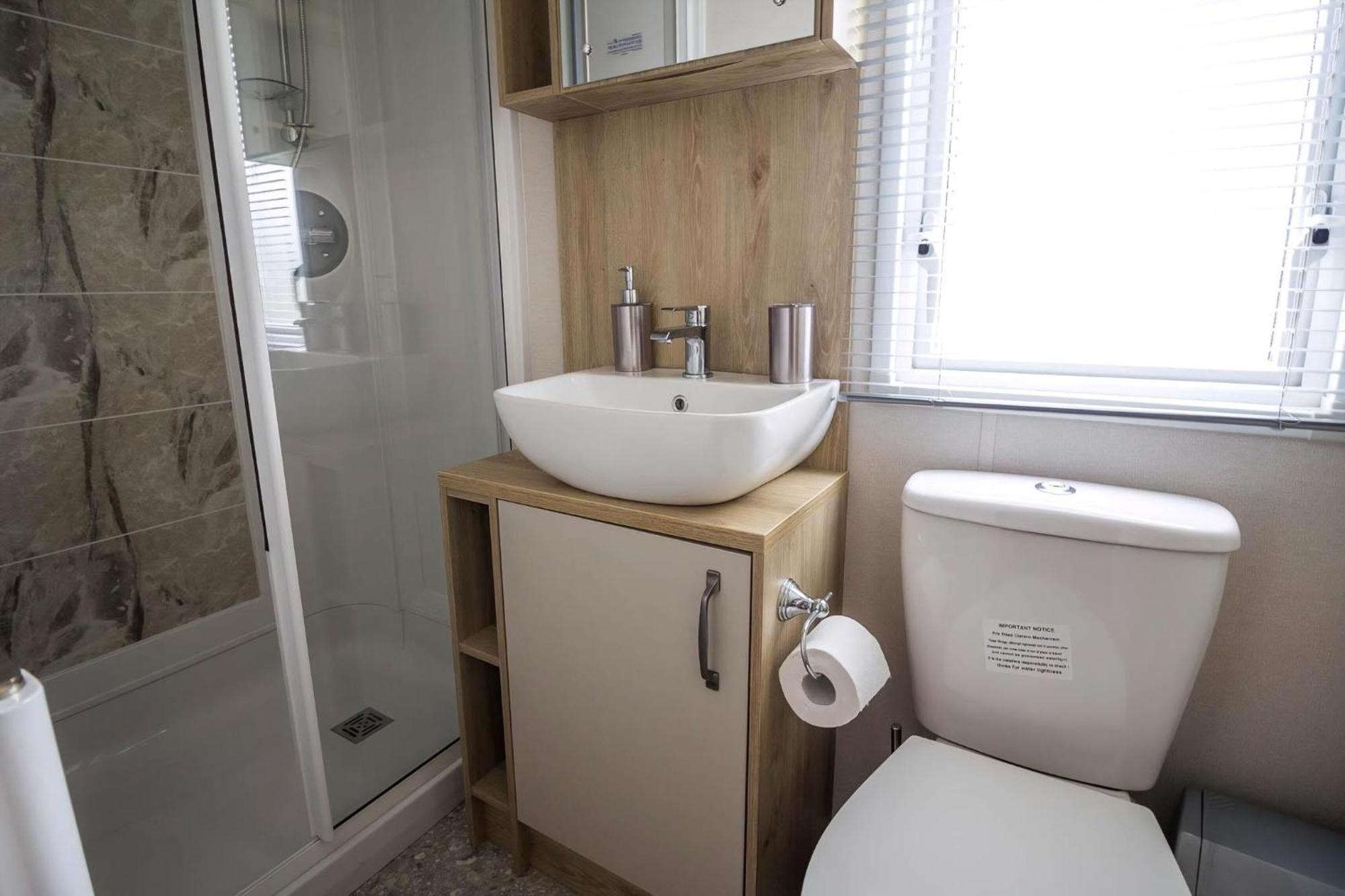 Beautiful 6 Berth Caravan With Decking At Southview Holiday Park Ref 33024O Hotel สเกคเนส ภายนอก รูปภาพ