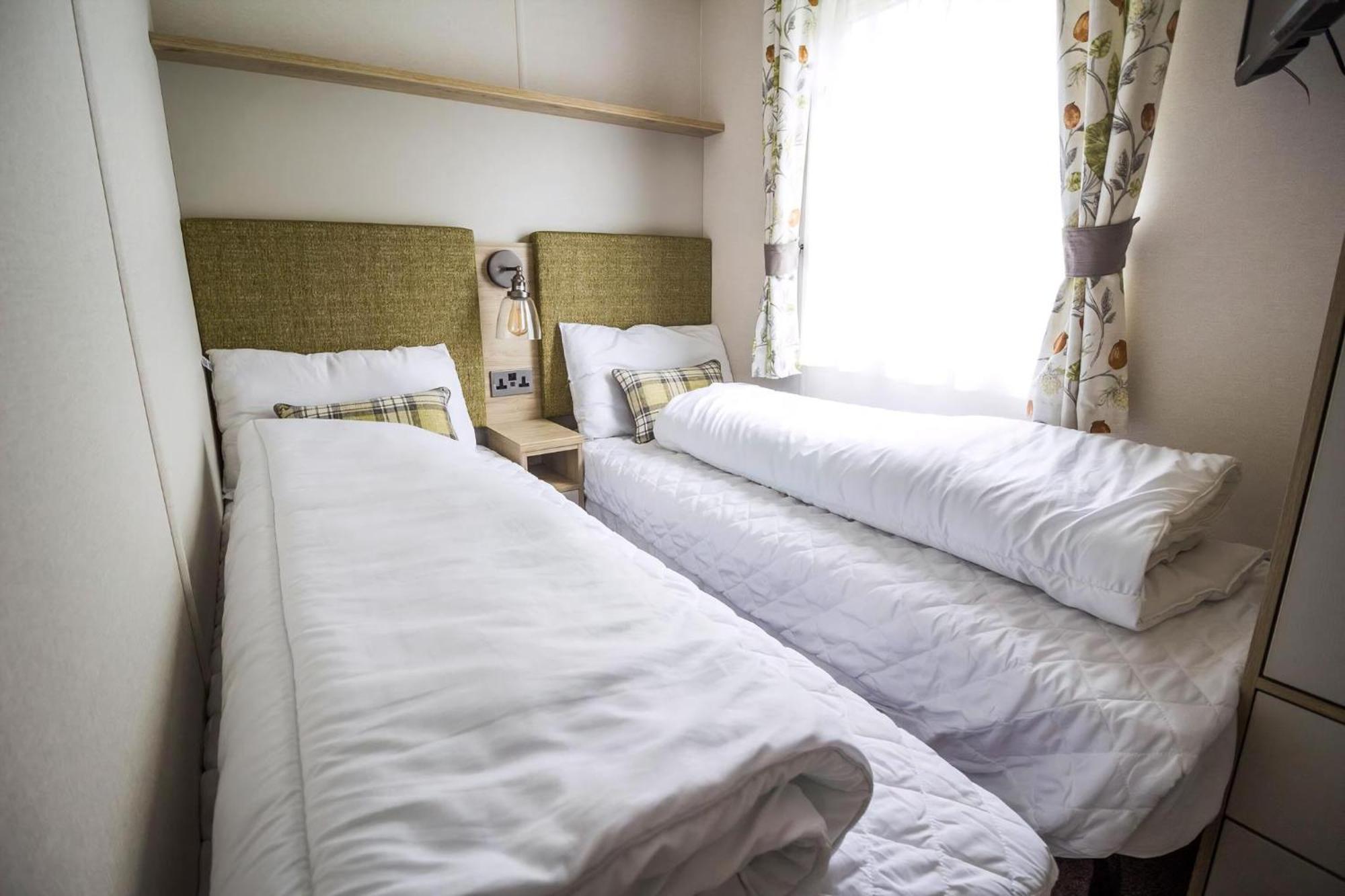 Beautiful 6 Berth Caravan With Decking At Southview Holiday Park Ref 33024O Hotel สเกคเนส ภายนอก รูปภาพ