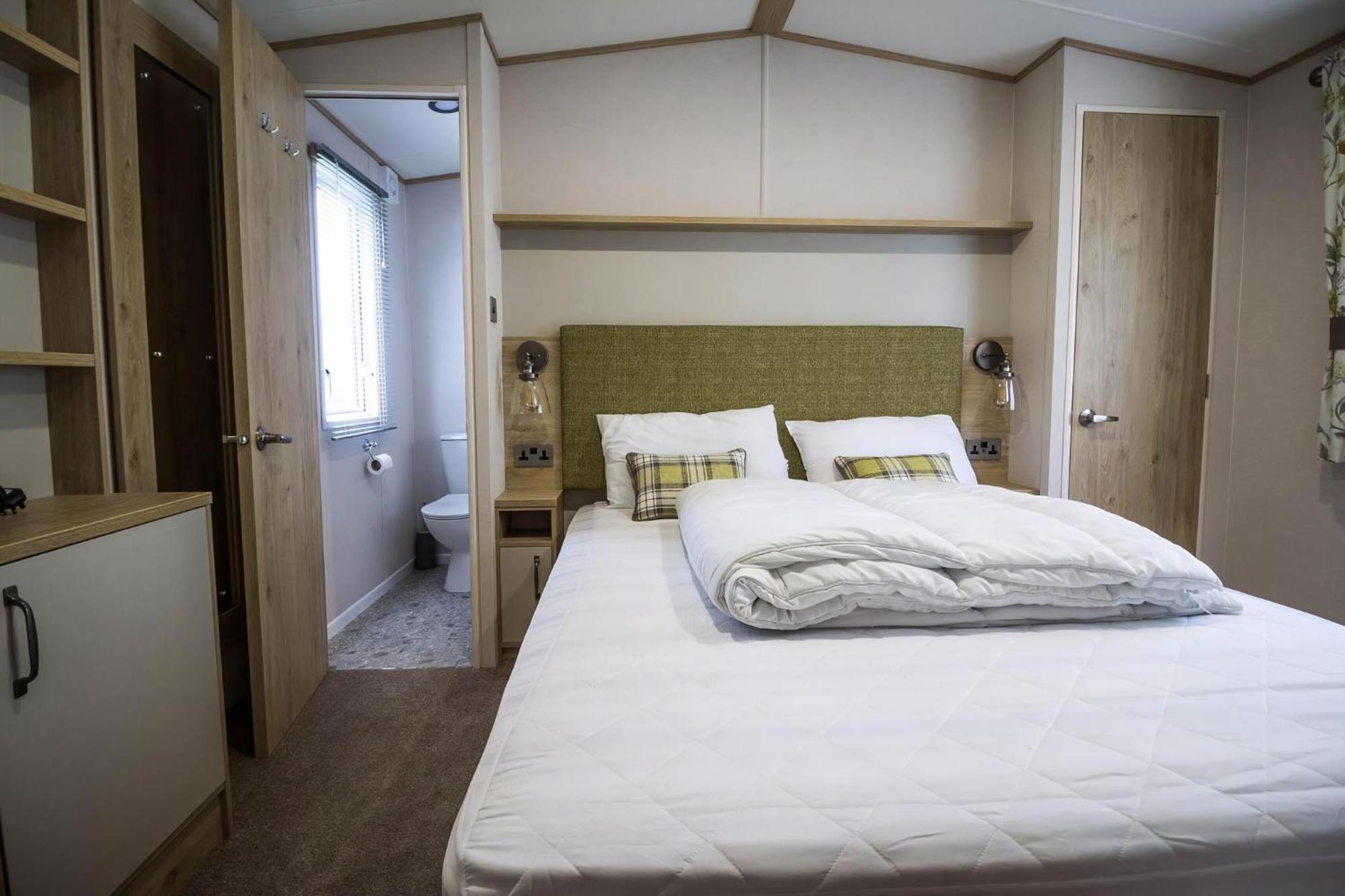 Beautiful 6 Berth Caravan With Decking At Southview Holiday Park Ref 33024O Hotel สเกคเนส ภายนอก รูปภาพ