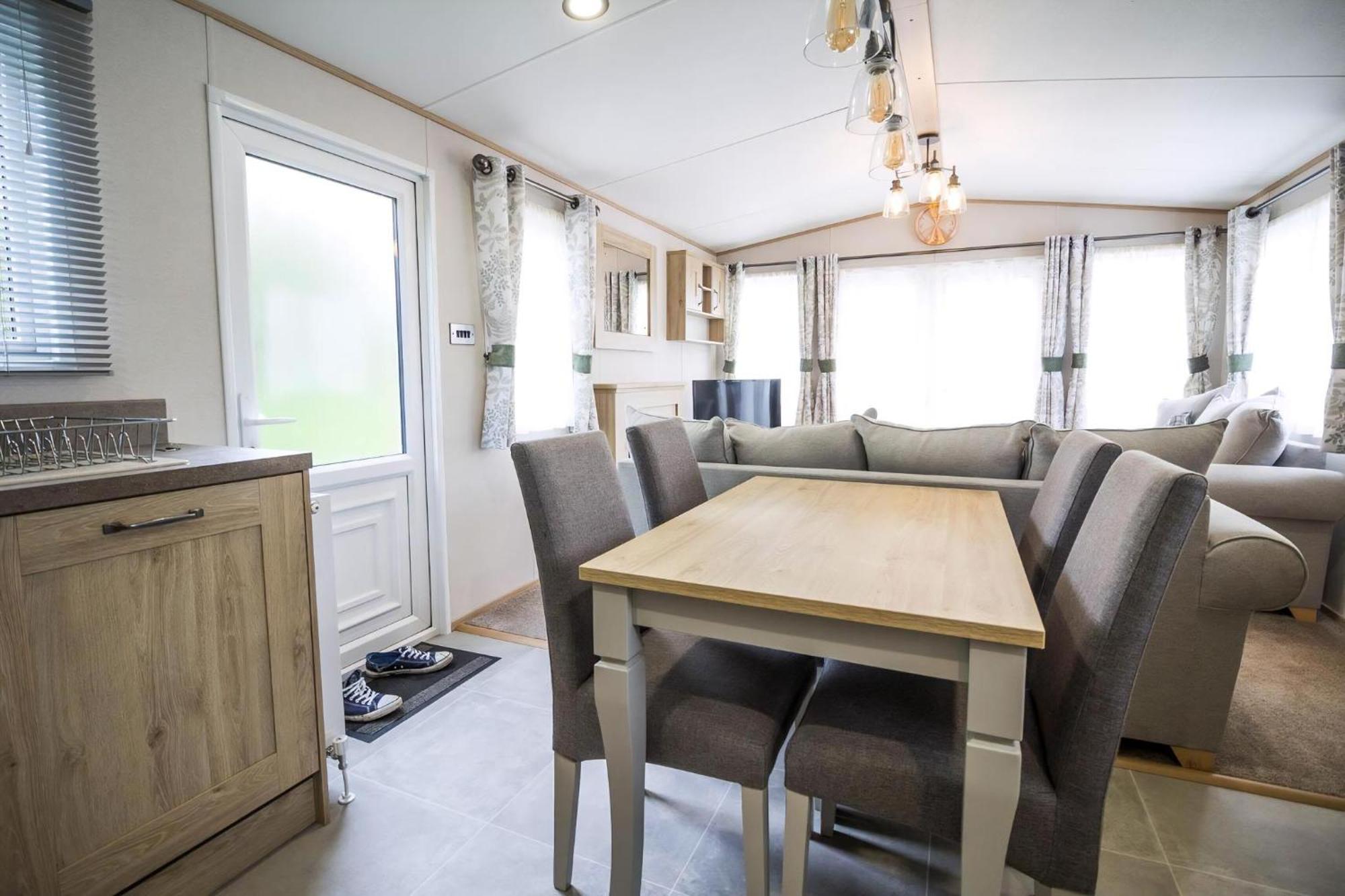 Beautiful 6 Berth Caravan With Decking At Southview Holiday Park Ref 33024O Hotel สเกคเนส ภายนอก รูปภาพ